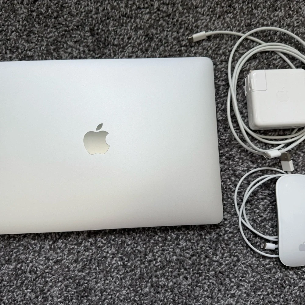 Apple MacBook in Classic Silver with Accessories
